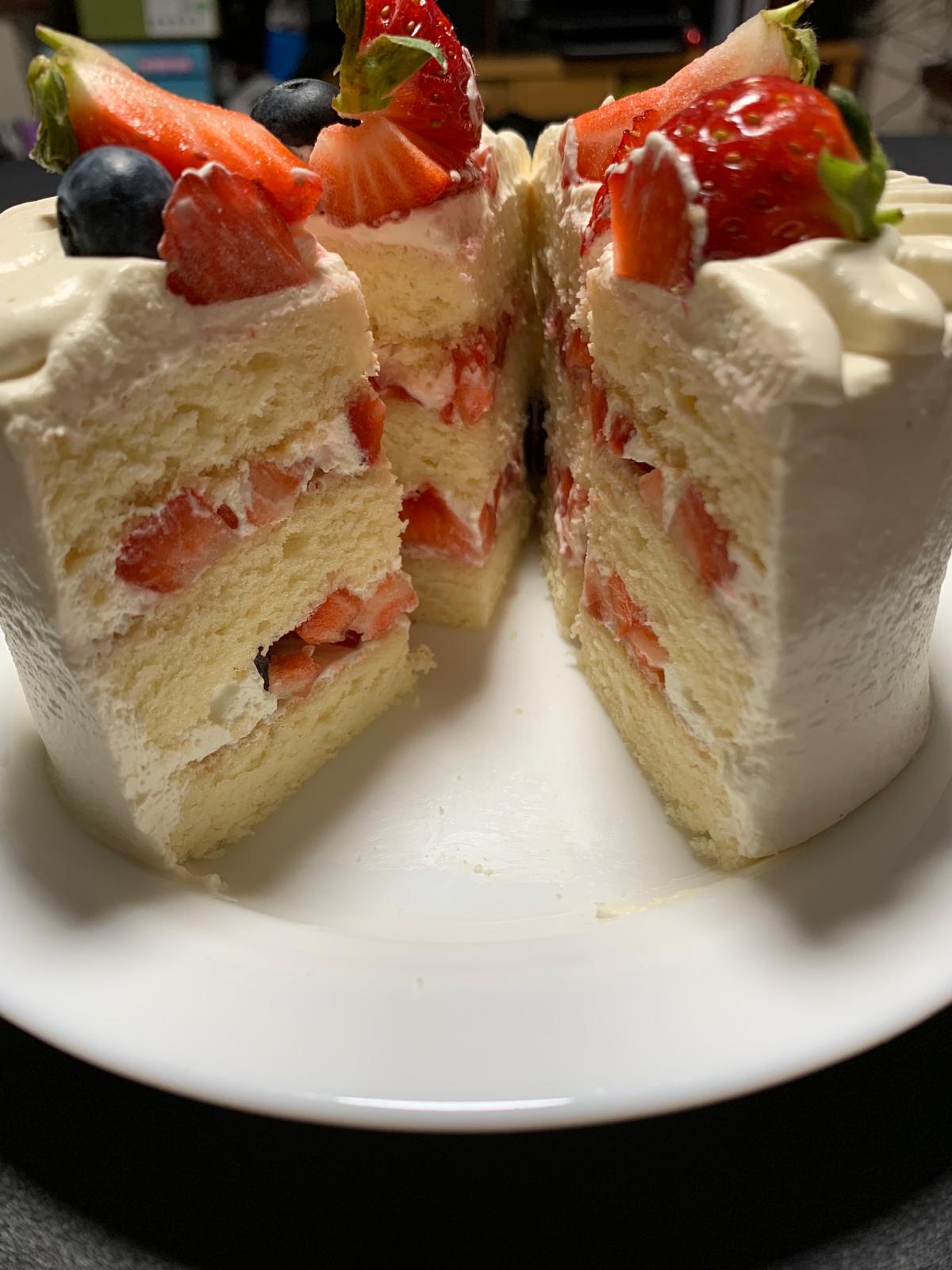 8” Fresh Cream Cake with strawberries
